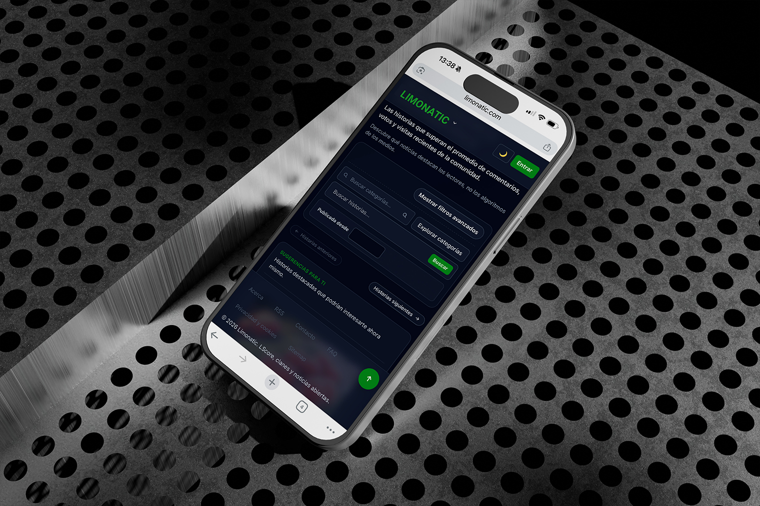 Aplicación móvil de descubrimiento de noticias con interfaz dark y filtros avanzados