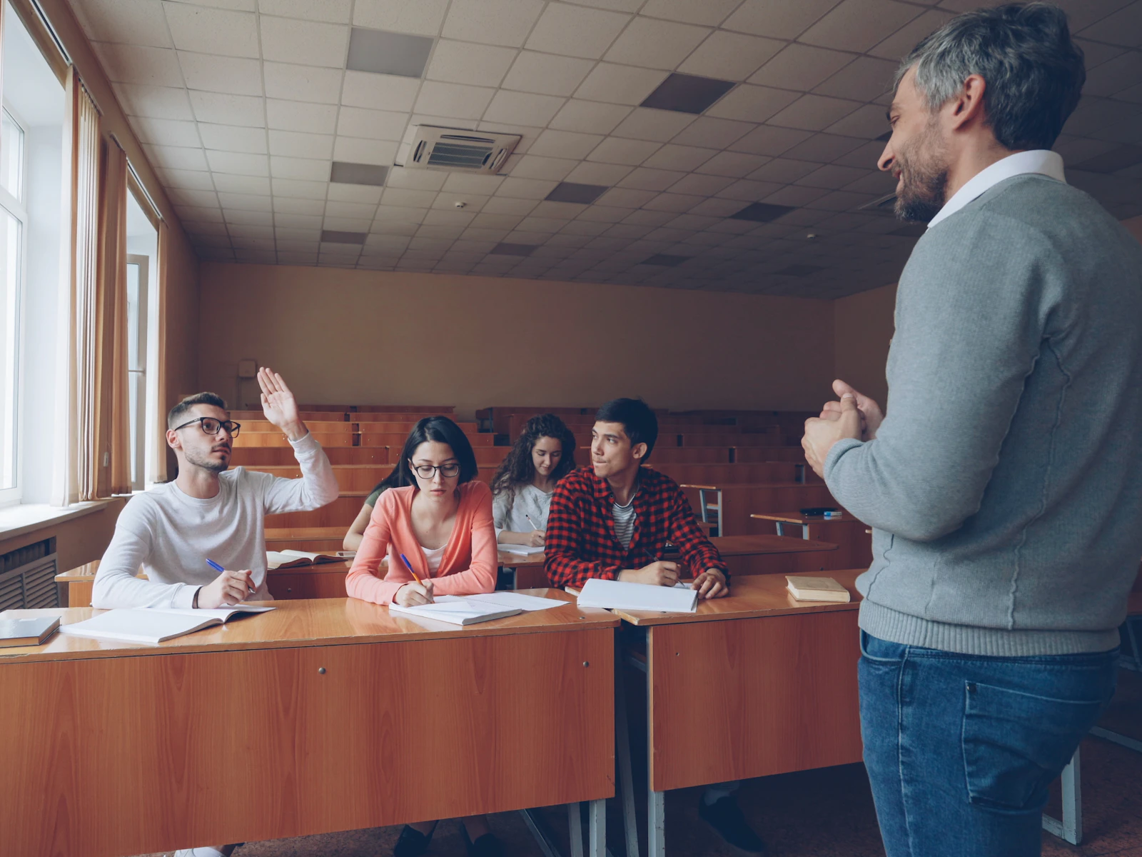 Clase de inglés con profesor y estudiantes en BrightPath English