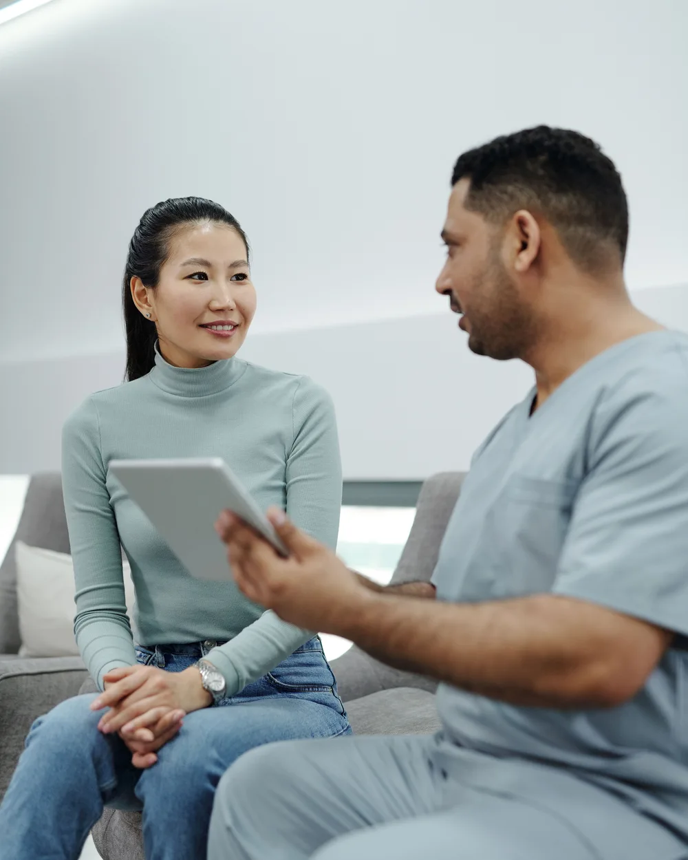 Consulta inicial entre profesional y paciente