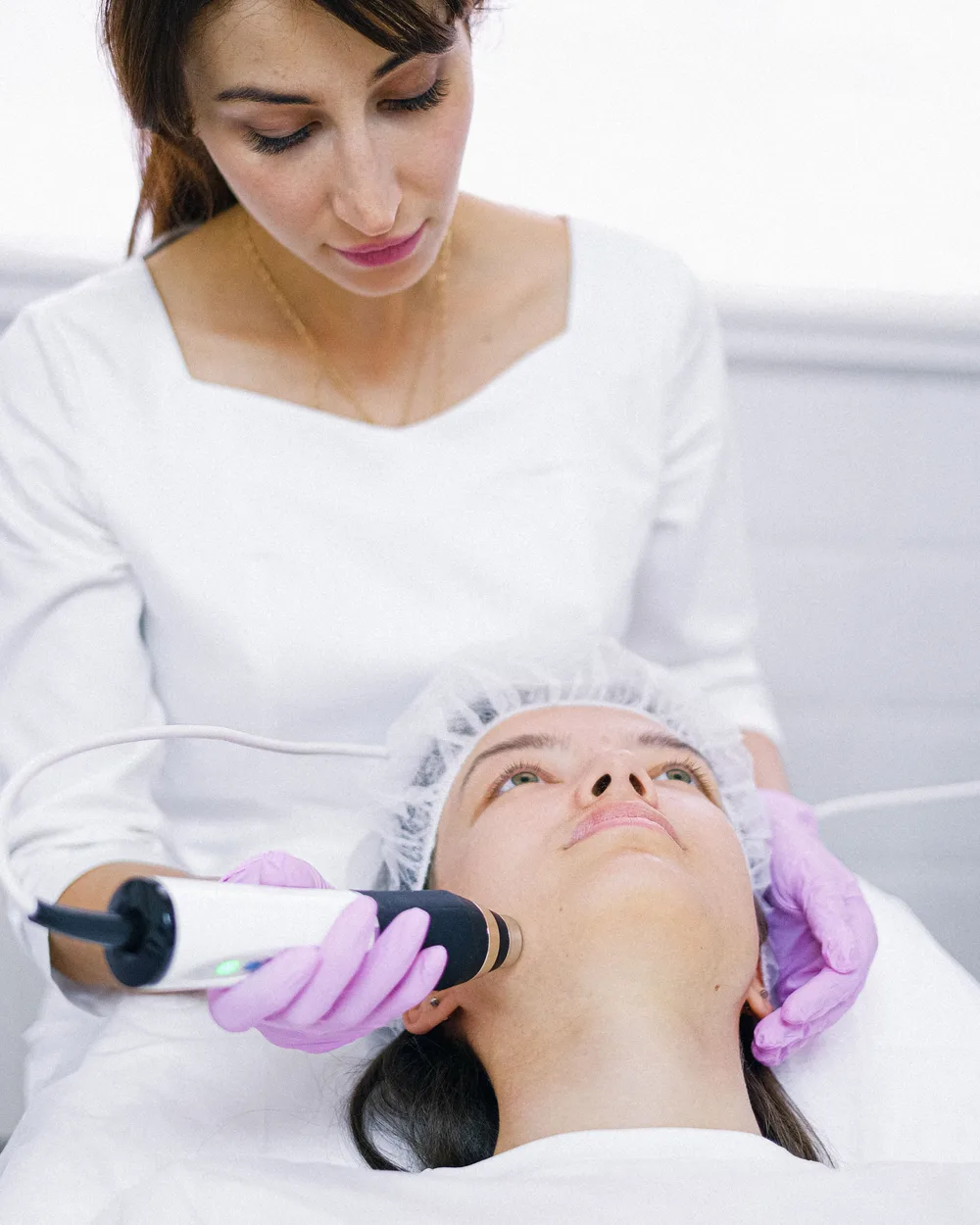 Tratamiento facial realizado en una clínica estética