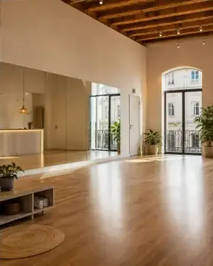Estudio de baile luminoso con espejos y suelo de madera
