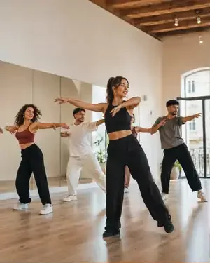 Profesora guiando una clase de baile en grupo en Ritmo Vivo